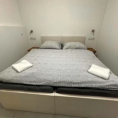 Rolnicke Namesti 8 Hostel